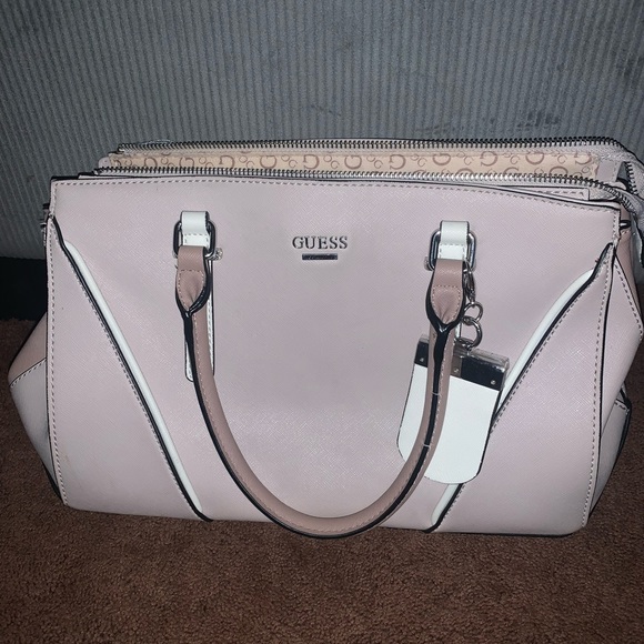 Guess purse - Picture 1 of 3